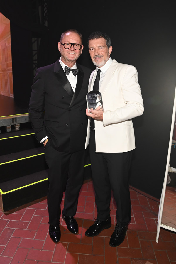 amfAR CEO Kevin Robert Frost and honoree Antonio Banderas (Photo: Ryan Emberley)